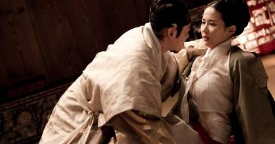 'Hậu cung' - mảng tối trong sắc màu hoàng tộc