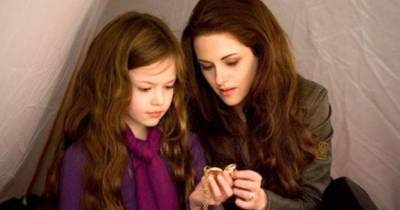 Breaking Dawn 2 tung ảnh tình cảm của Bella và con gái