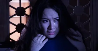 Angela Phương Trinh ôm gối khóc rưng rức