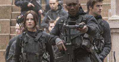 Katniss và đồng đội chuẩn bị bước vào chiến tranh