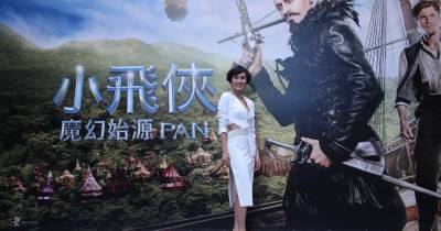 Kathy Uyên gặp gỡ Hugh Jackman tại lễ ra mắt phim Pan tại Hong Kong