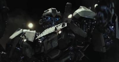 Trailer quốc tế của Transformers The Last Knight hé lộ Bumblebee ở Thế Chiến