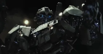 Trailer quốc tế của Transformers The Last Knight hé lộ Bumblebee ở Thế Chiến