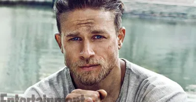 Charlie Hunnam làm chàng vua bị thất lạc trong phim mới