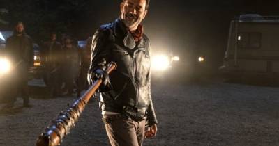 The Walking Dead hướng đến mùa 8, vượt qua 100 tập