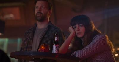 Anne Hathaway giải cứu thế giới khi đang thất tình