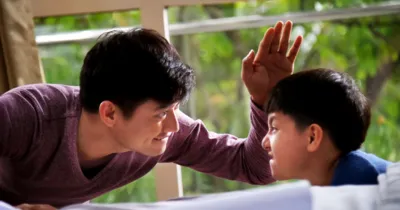 [REVIEW] Ở Đây Có Nắng – Thử thách tình cha con được thể hiện quá nhạt nhòa