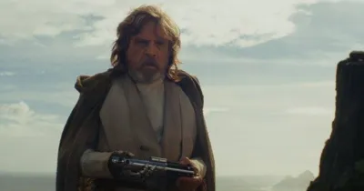 Rian Johnson giải thích phản ứng của Luke khi quăng thanh gươm ánh sáng