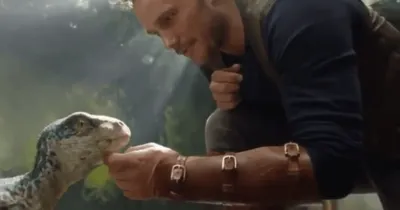 Trích đoạn đầu tiên của Jurassic World: Fallen Kingdom - Xem Chris Pratt chơi cùng một khủng long con