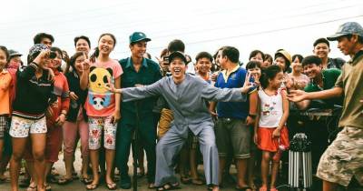 Hoài Linh, Quang Minh bị người dân bao vây khi đang đóng phim