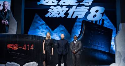 Charlize Theron dịu dàng bên cạnh Jason Statham trong lần đầu công chiếu bom tấn Fast & Furious 8 tại Bắc Kinh