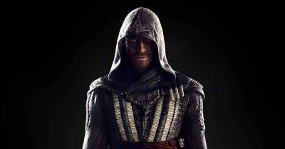 Trang phục của Michael Fassbender trong Assassin’s Creed