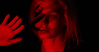 “The Fear of Darkness” – Đừng tìm kiếm điều gì trong bóng tối