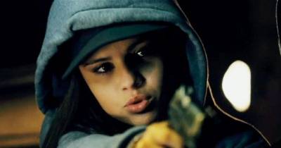 Selena Gomez hung hãn cầm súng cướp ô tô