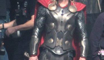 Chris Hemsworth vung búa thần loạn xạ trên phim trường Thor 2