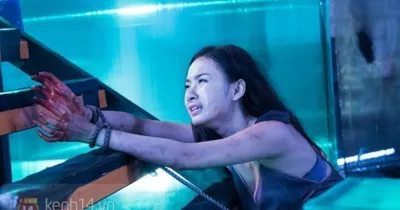 Angela Phương Trinh vật vã trên bậc cầu thang