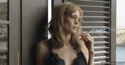 Angelina Jolie đẫm nước mắt trong By The Sea