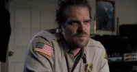 Stranger Things mùa thứ 3 được lấy cảm hứng từ phim hài Fletch của Chevy Chase