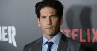 Jon Bernthal thủ vai Lee Iacocca trong một phim về Ford và Ferrari