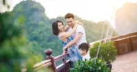 Diễn viên Mạnh Trường cùng gia đình trên du thuyền cao cấp nhất Vịnh Hạ Long