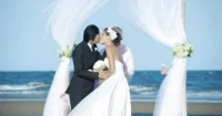 Minh Tú say đắm hôn người tình trên biển