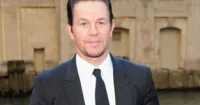 Six Billion Dollar Man của Mark Wahlberg lùi ngày phát hành