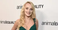 Nữ diễn viên Harry Potter – Evanna Lynch tán dương Jude Law trong Sinh Vật Huyền Bí