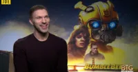 Travis Knight thừa nhận không thể làm một bộ phim Transformers hoành tráng như Michael Bay