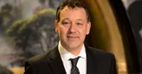Sam Raimi sản xuất phim kinh dị Behind cho Lionsgate