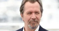 Gary Oldman trở thành phản diện chính trong The Courier