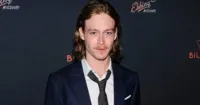 Caleb Landry Jones đồng hành cùng "Voldermort" Ralph Fiennes phim mới The Forgiven