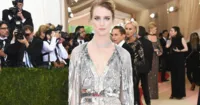 Happiest Season – Mackenzie Davis tham gia đóng chính cùng Kristen Stewart