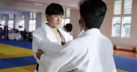Anh Trai Yêu Quái - Isaac học cách sinh hoạt và tập võ thuật như người khiếm thị