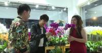 B Trần mua sách và và tự tay cắm hoa tặng mẹ nhân ngày 8/3