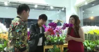 B Trần mua sách và và tự tay cắm hoa tặng mẹ nhân ngày 8/3