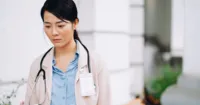 Karen Nguyễn hóa thân thành bác sĩ trong Người Cần Quên Phải Nhớ