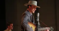 Huyền thoại nhạc đồng quê Hank Williams được Tom Hiddleston tái hiện sống động