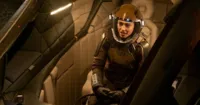 'Công chúa Disney' Naomi Scott hoá phi hành gia cực ngầu trong phim mới Tín Hiệu Vũ Trụ