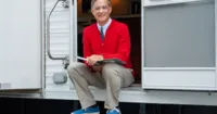 Hé lộ tạo hình của Tom Hanks trong vai Mister Rogers