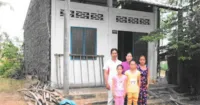 Bệnh tật đeo đuổi những đứa trẻ nghèo và nỗi đau của mẹ