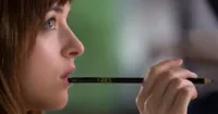 Dakota Johnson tham gia Under the Silver Lake cùng với Andrew Garfield