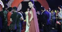 Cao Thùy Linh mặc đầm dạ hội đi dự ra mắt phim Hy Sinh Đời Trai