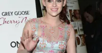 Kristen 'trong suốt và ngắn cũn' đi xem phim