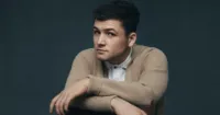 Lịch quay Kingsman 2 bị chậm vì lịch diễn bận rộn của Taron Egerton