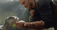 Trích đoạn đầu tiên của Jurassic World: Fallen Kingdom - Xem Chris Pratt chơi cùng một khủng long con