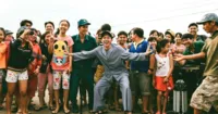 Hoài Linh, Quang Minh bị người dân bao vây khi đang đóng phim