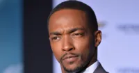 Anthony Mackie tiếp tục “chế giễu” Tom Holland; Holland vẫn tỏ ra “ngầu lòi”
