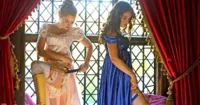 “Lọ lem” Lily James tiêu diệt Walking Dead trong trailer mới “Pride and Prejudice and Zombies”
