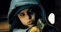 Selena Gomez hung hãn cầm súng cướp ô tô