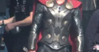 Chris Hemsworth vung búa thần loạn xạ trên phim trường Thor 2